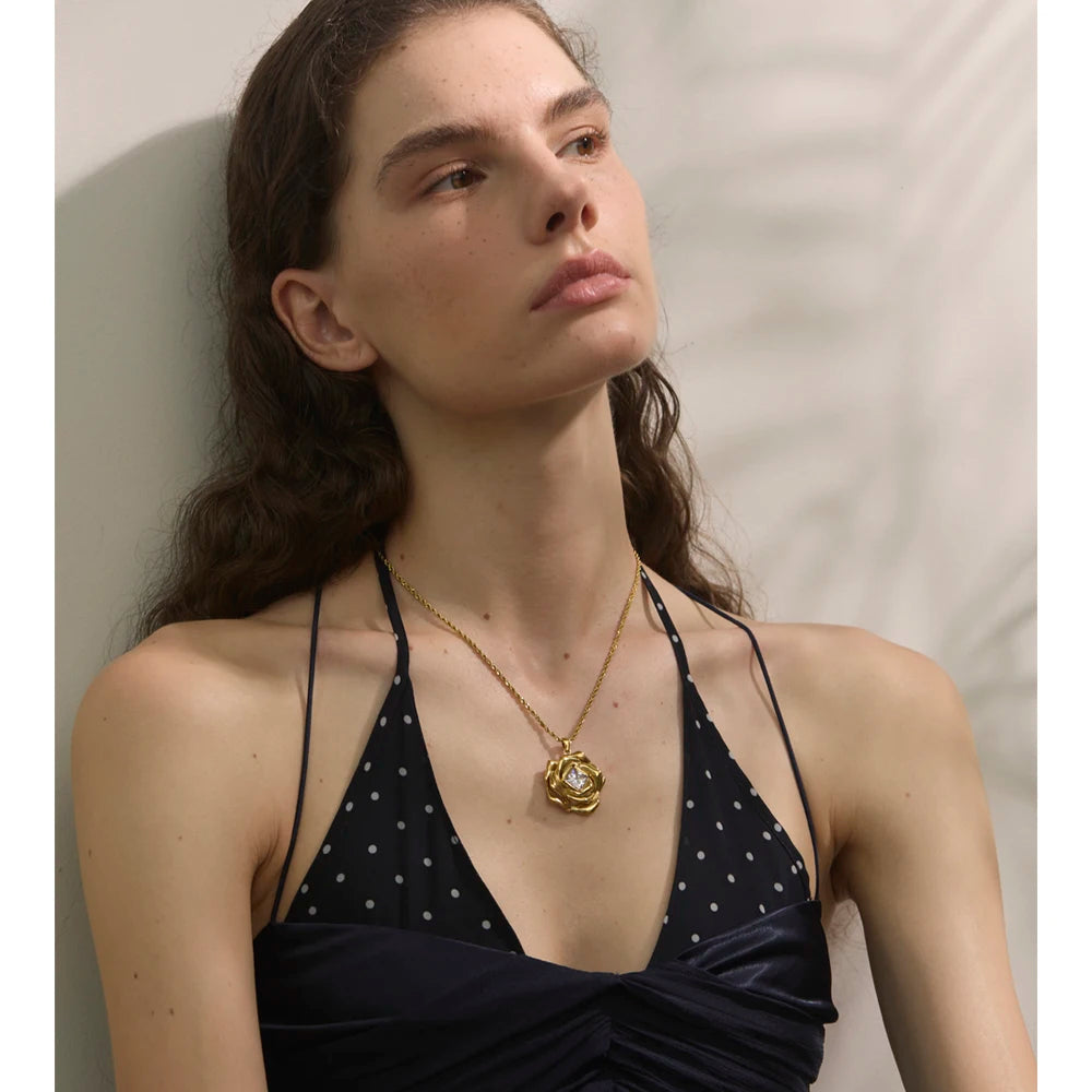 Sparkling Flower Pendant Necklace | Gold-Tone