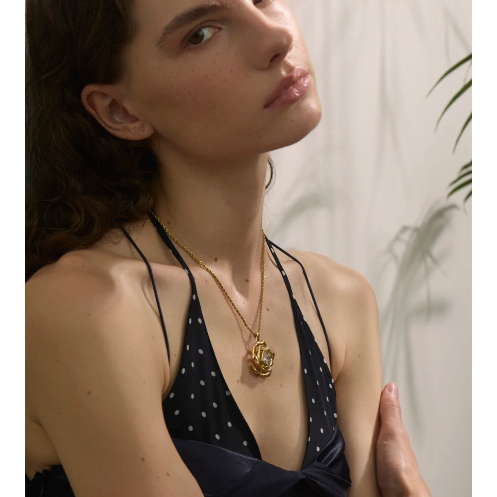 Sparkling Flower Pendant Necklace | Gold-Tone
