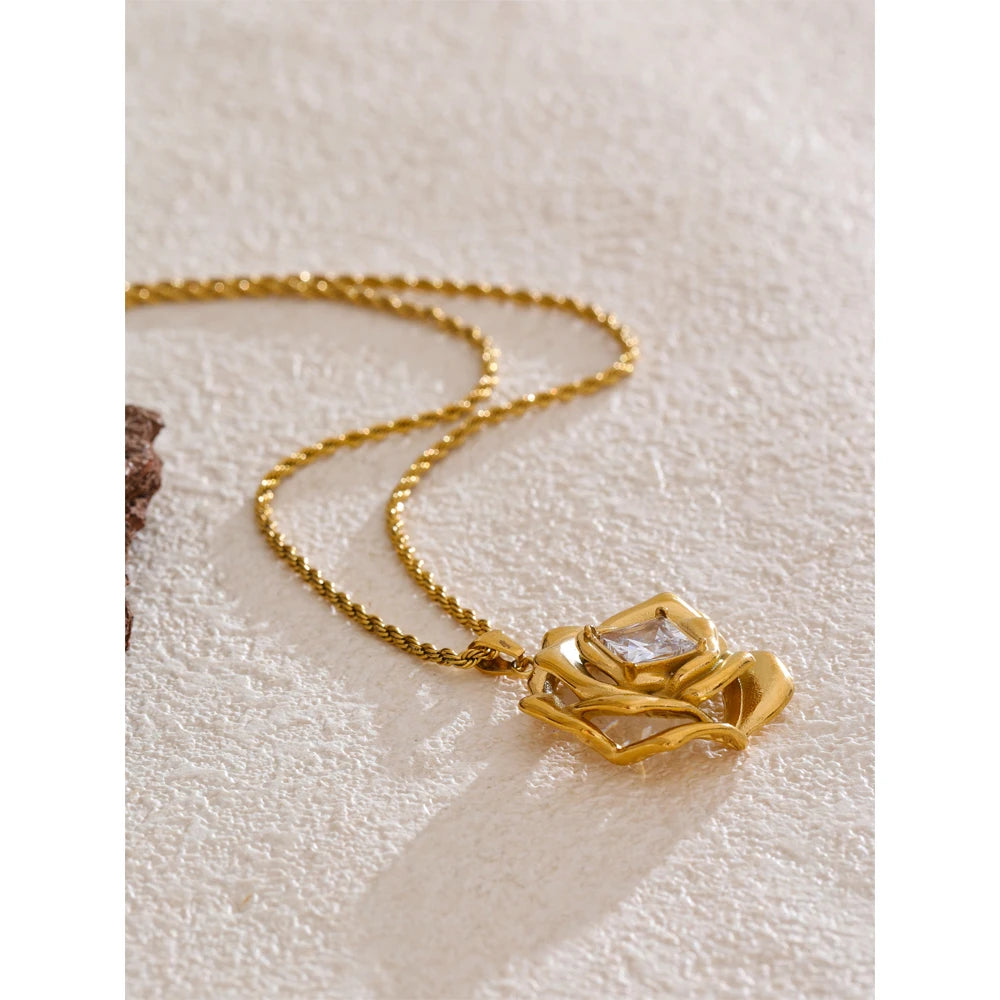 Sparkling Flower Pendant Necklace | Gold-Tone