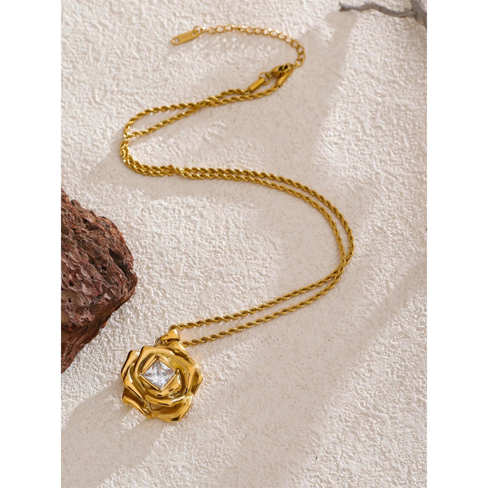 Sparkling Flower Pendant Necklace | Gold-Tone